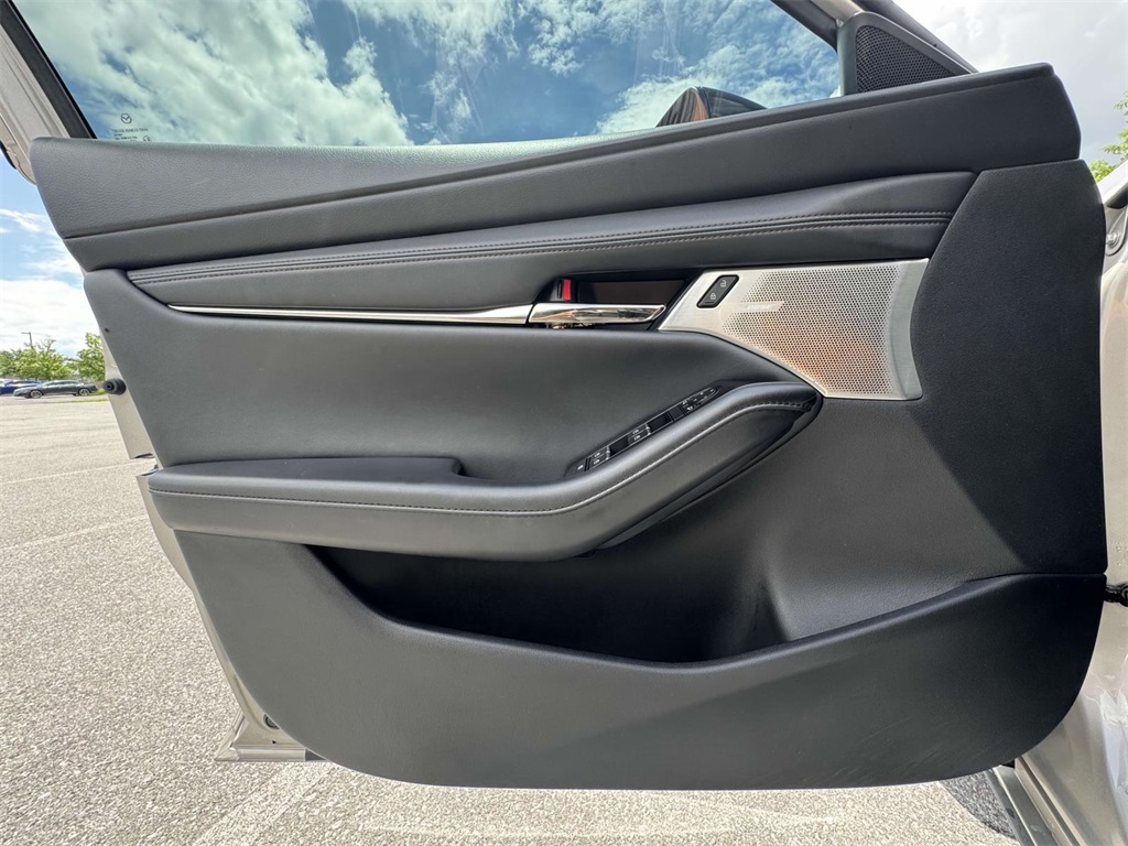 Vehicle image 20 of 30