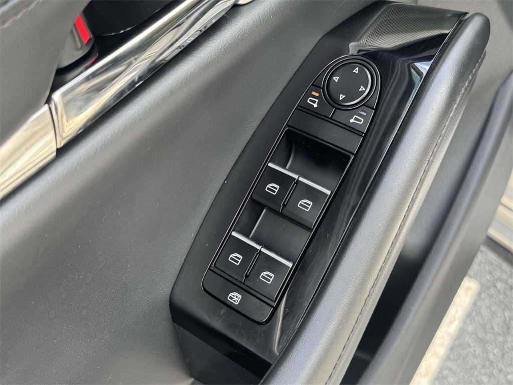 Vehicle image 23 of 30