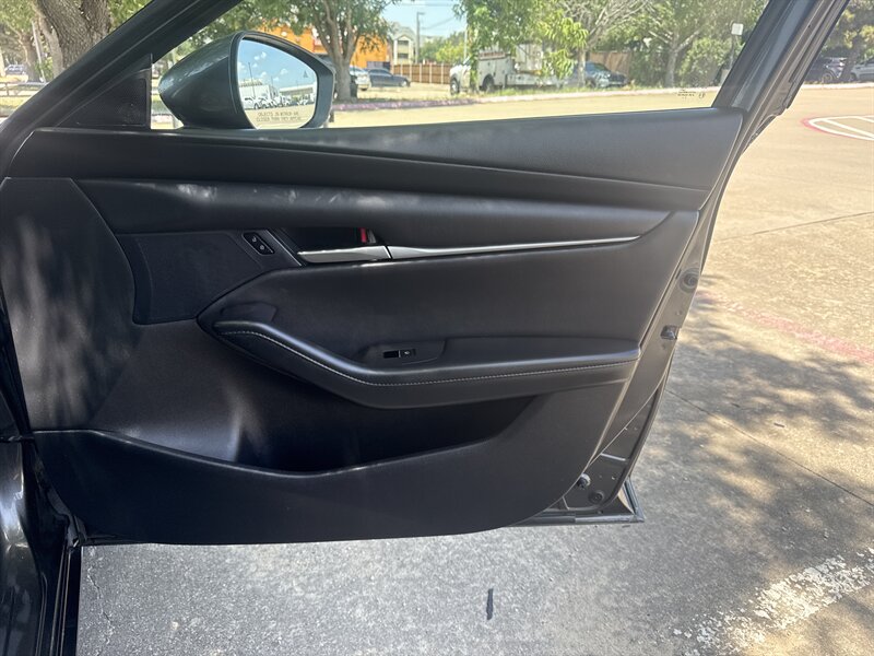 Vehicle image 33 of 40