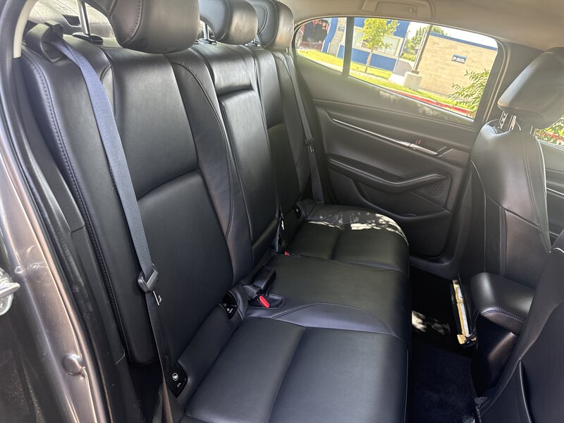 Vehicle image 17 of 40
