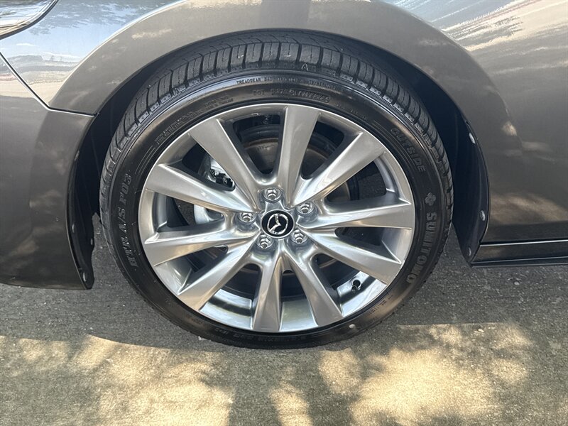 Vehicle image 11 of 40