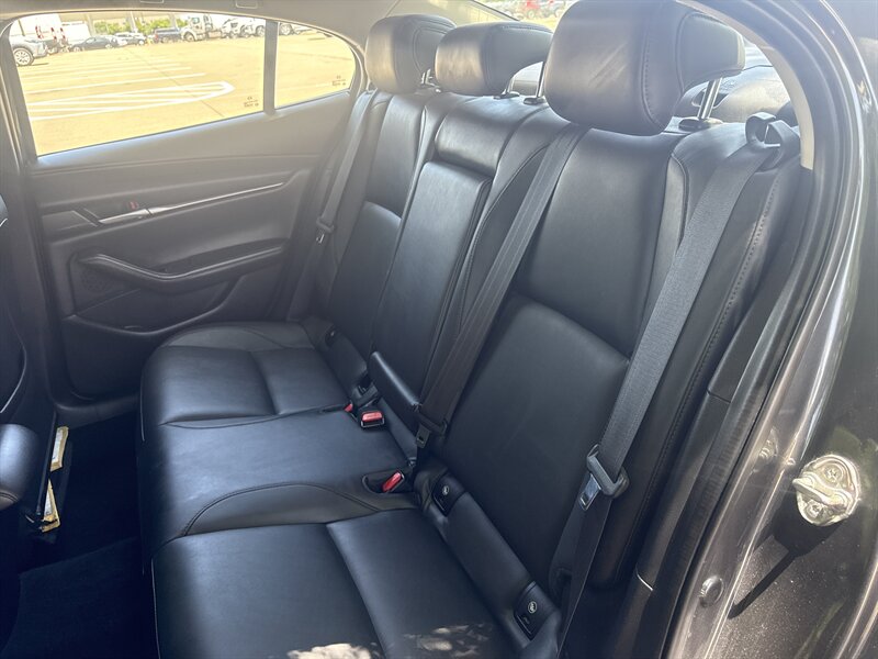 Vehicle image 16 of 40