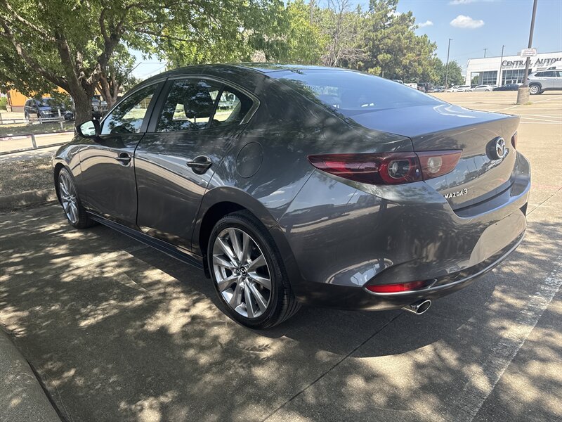 Vehicle image 10 of 40