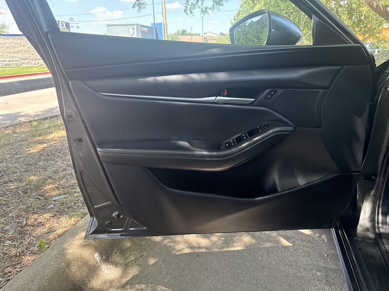 Vehicle image 31 of 40