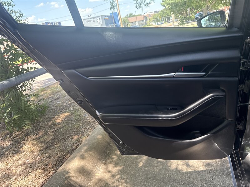 Vehicle image 32 of 40