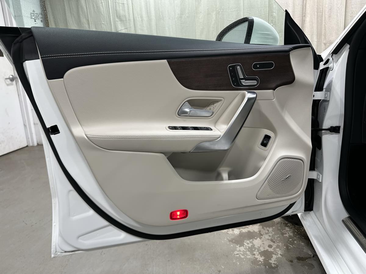 Vehicle image 8 of 20