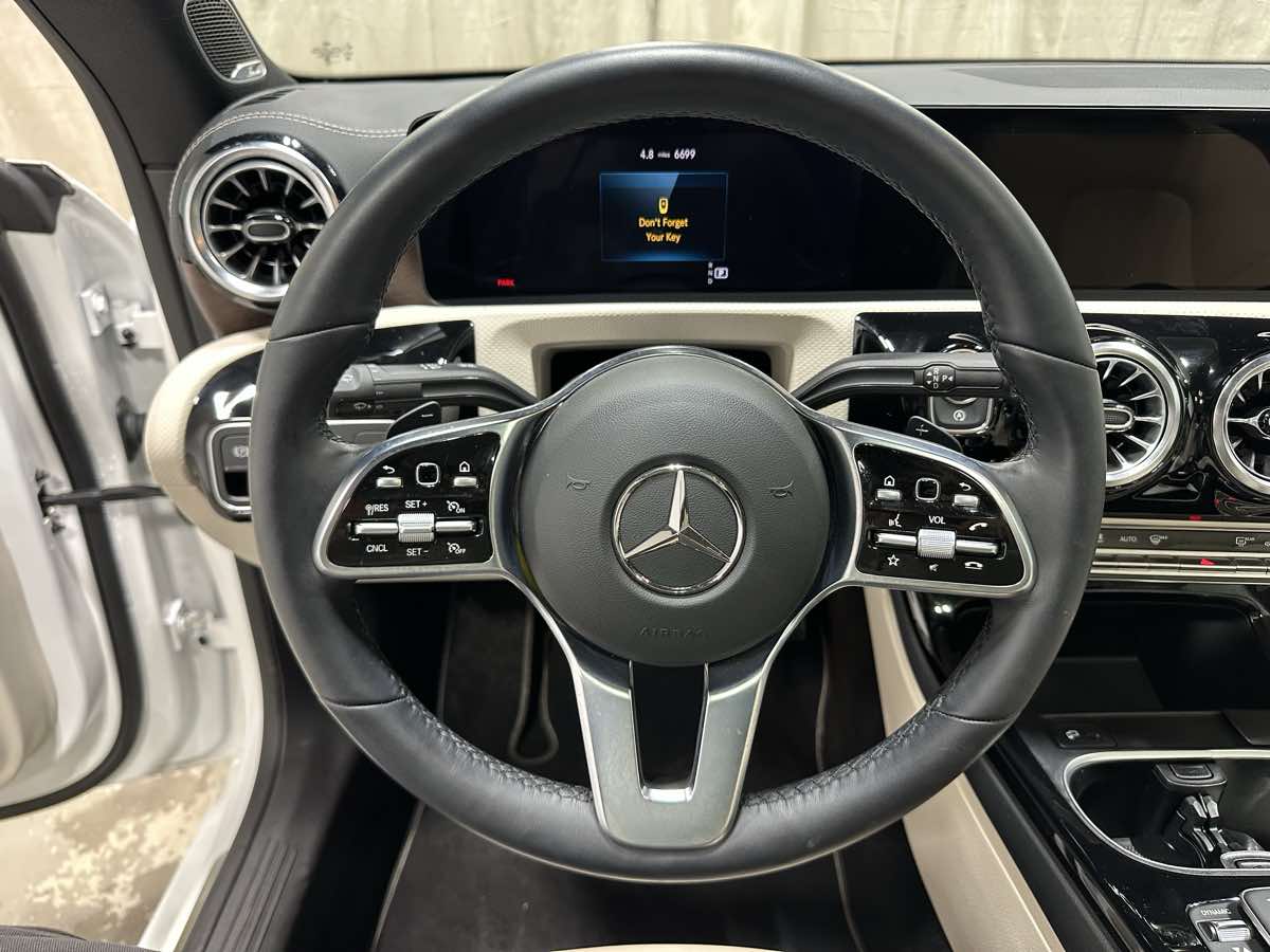 Vehicle image 11 of 20