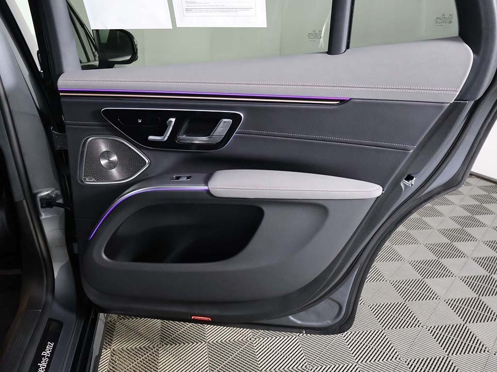Vehicle image 32 of 68