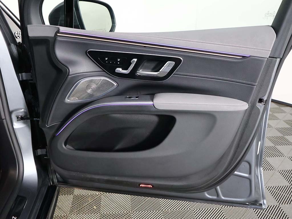 Vehicle image 30 of 68