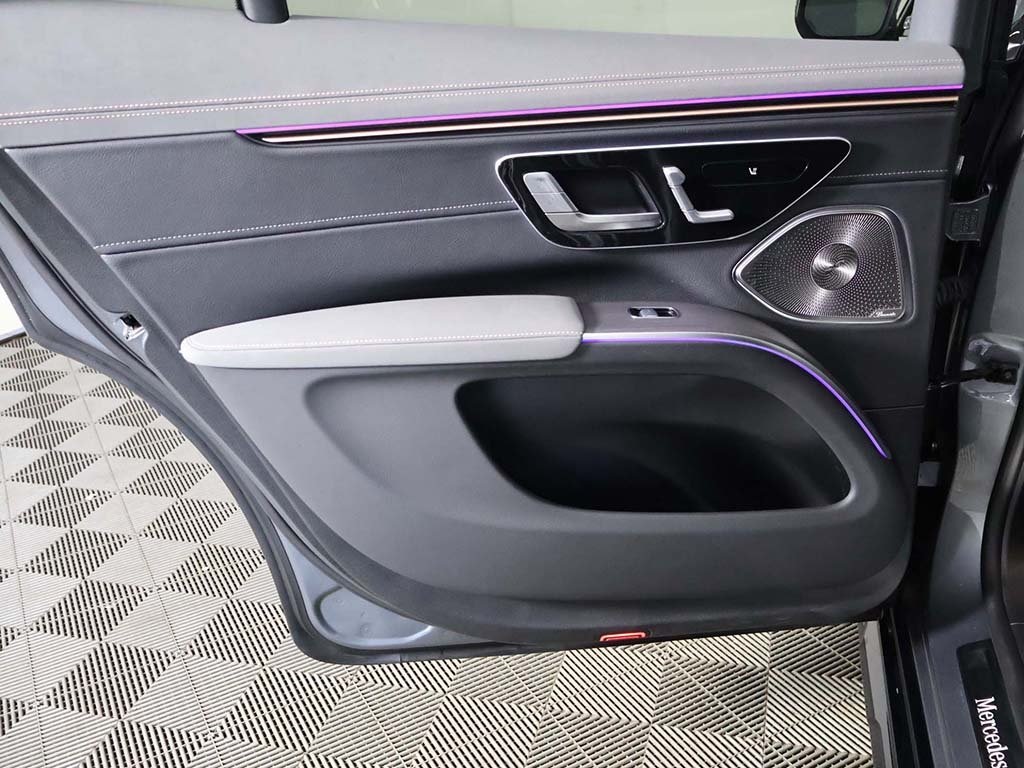Vehicle image 31 of 68