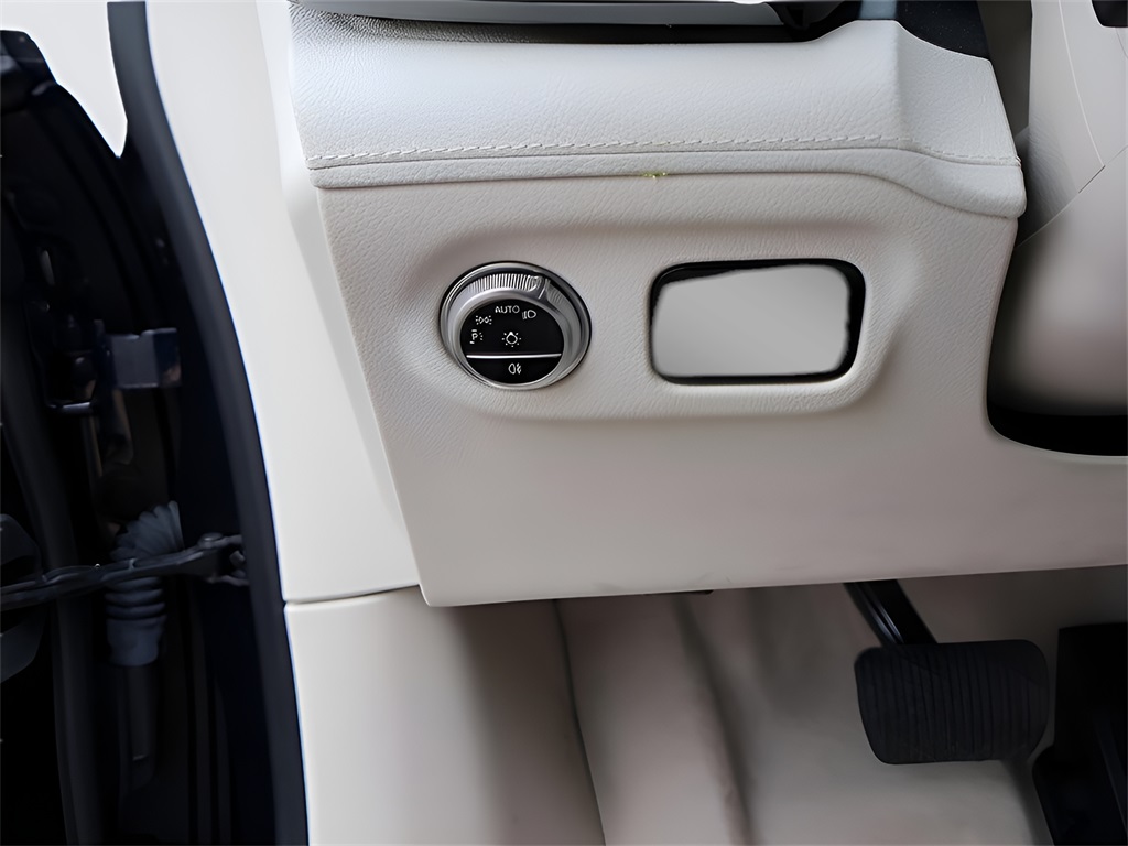 Vehicle image 74 of 82