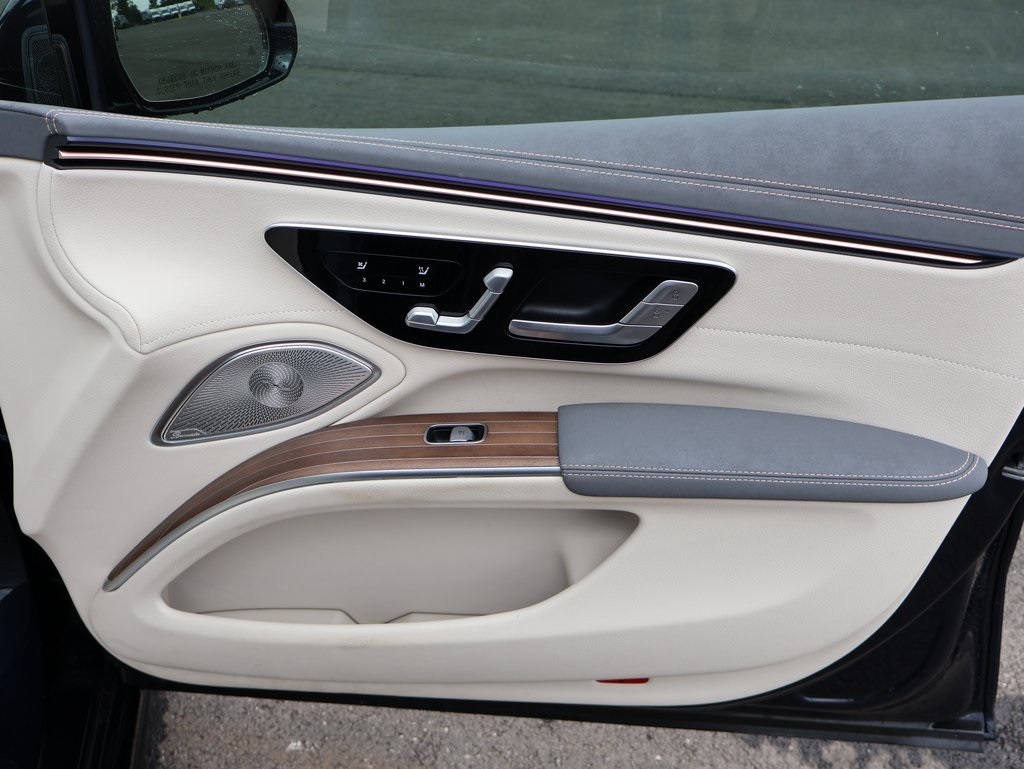 Vehicle image 76 of 82