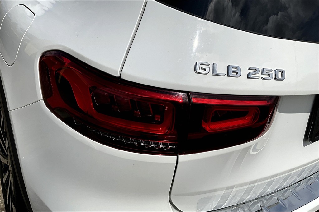 Vehicle image 23 of 33