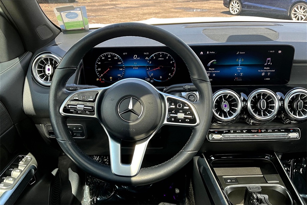 Vehicle image 17 of 33