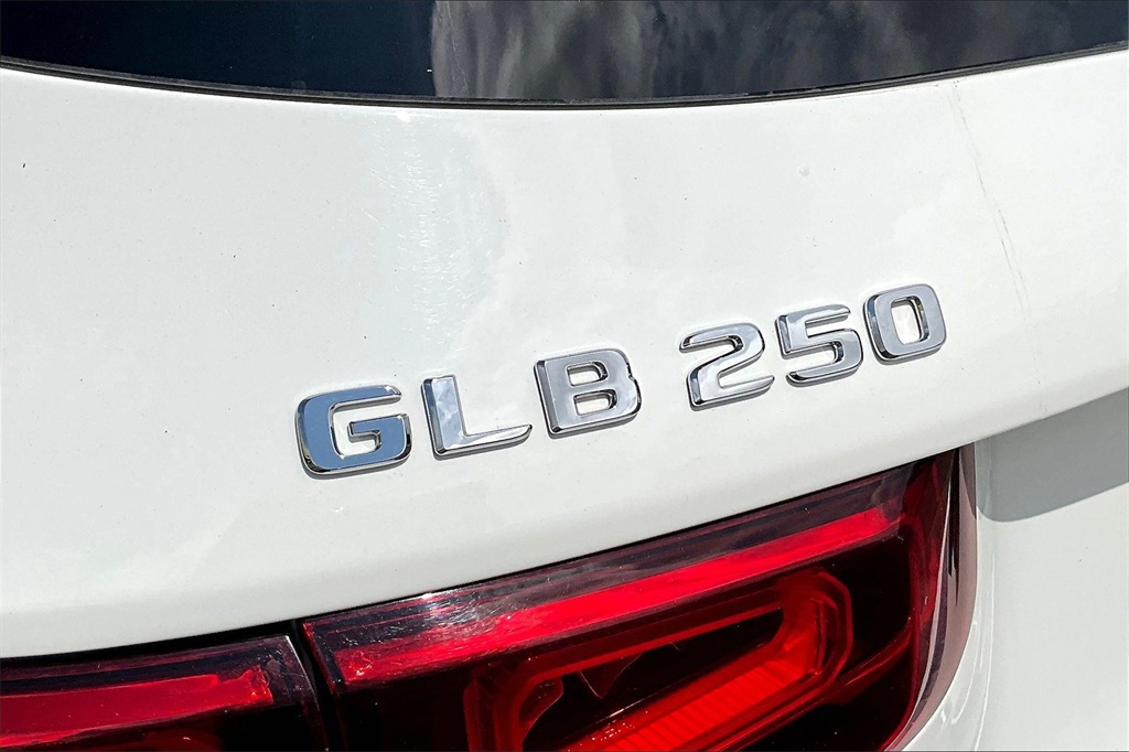 Vehicle image 31 of 33