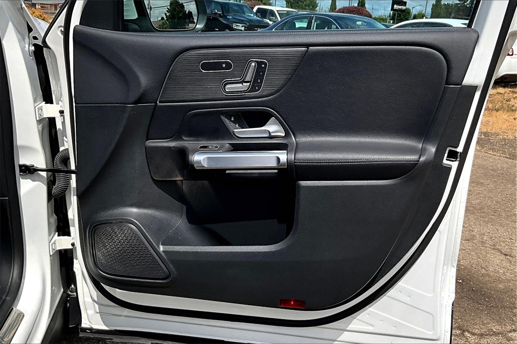Vehicle image 28 of 33