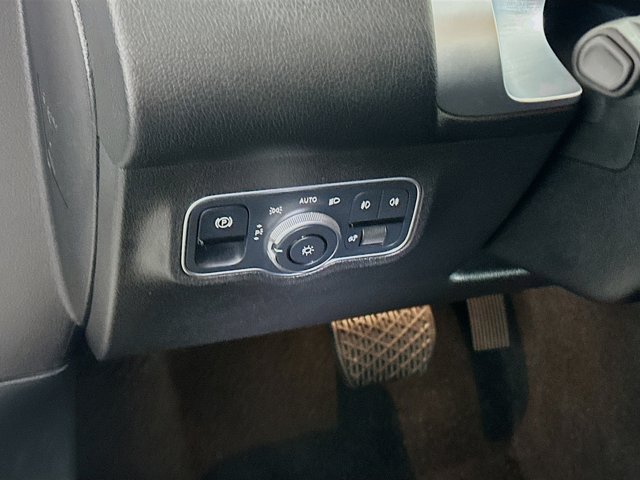 Vehicle image 25 of 32