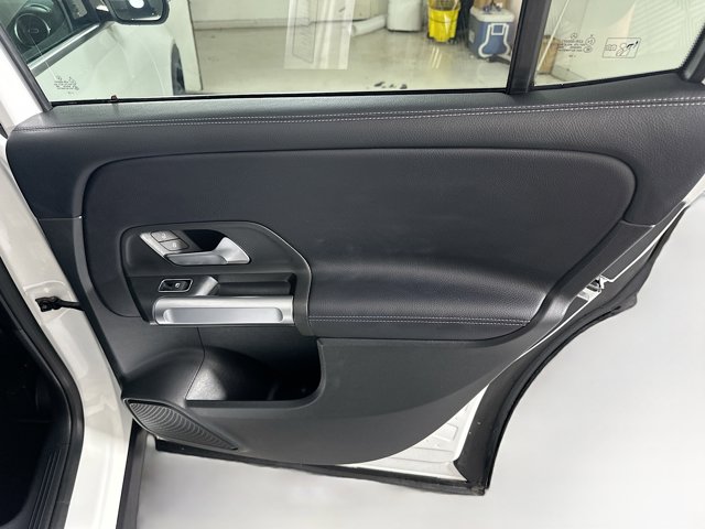 Vehicle image 22 of 32
