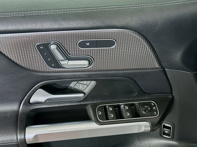 Vehicle image 23 of 32