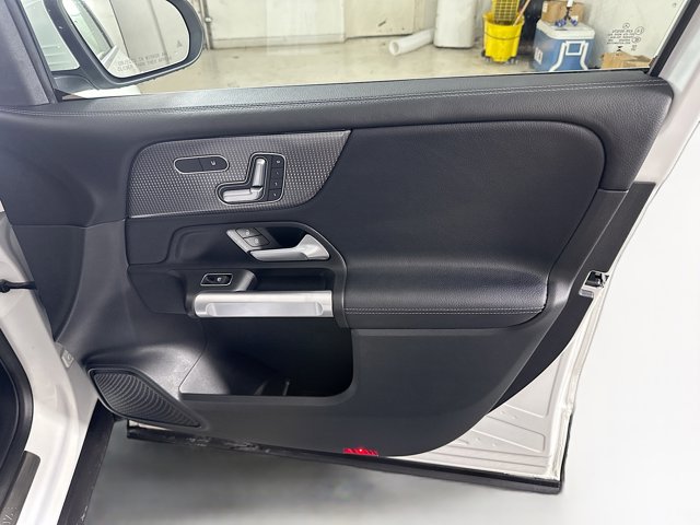 Vehicle image 21 of 32