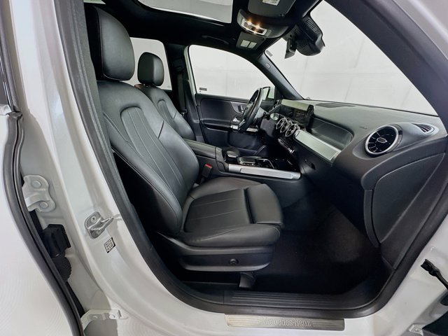Vehicle image 13 of 32