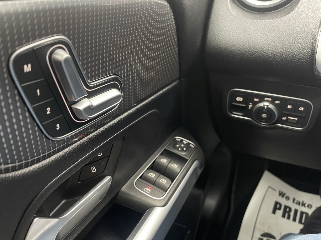 Vehicle image 29 of 32