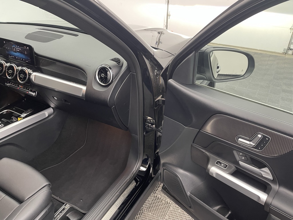 Vehicle image 21 of 32