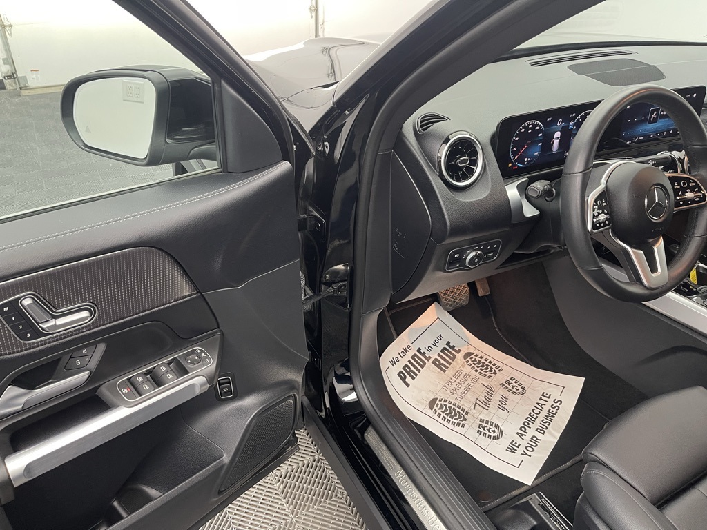 Vehicle image 22 of 32