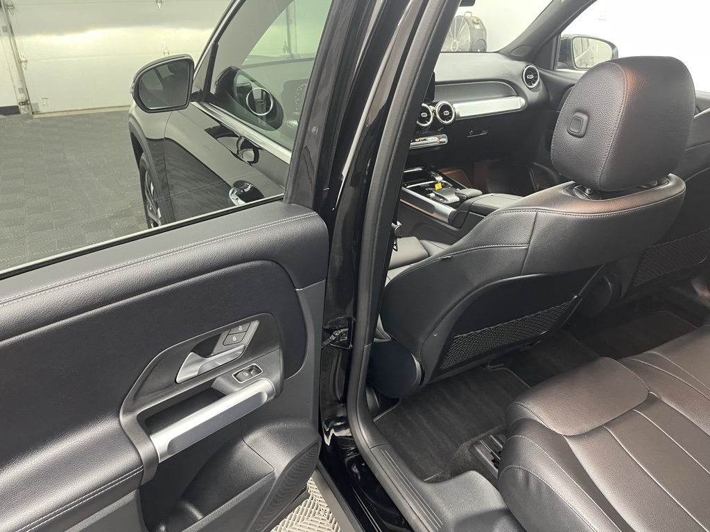 Vehicle image 18 of 32
