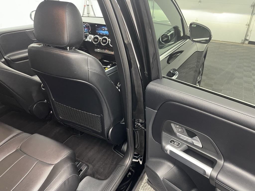 Vehicle image 17 of 32