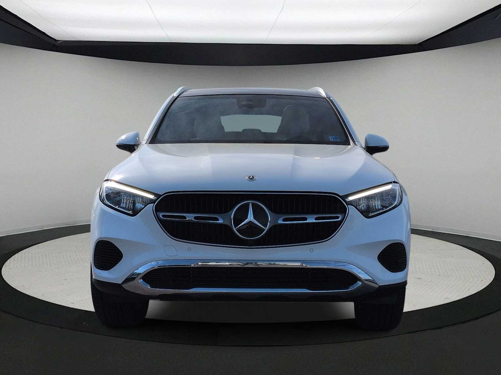 2023 Mercedes-Benz GLC 300 Image 3 of 37