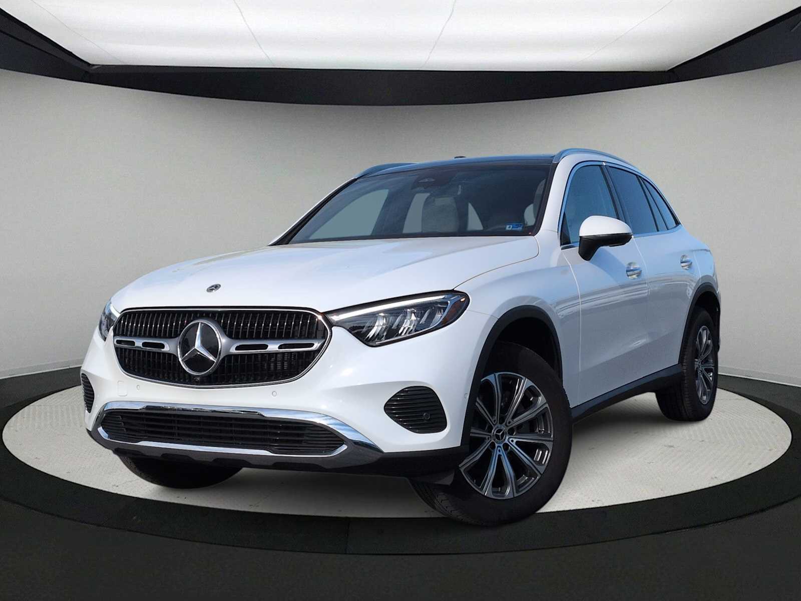 2023 Mercedes-Benz GLC 300 Image 2 of 37