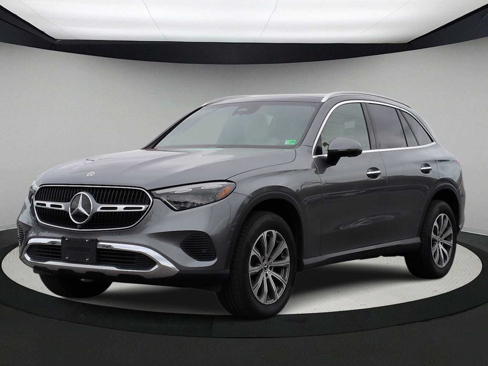 2023 Mercedes-Benz GLC 300 Image 2 of 38