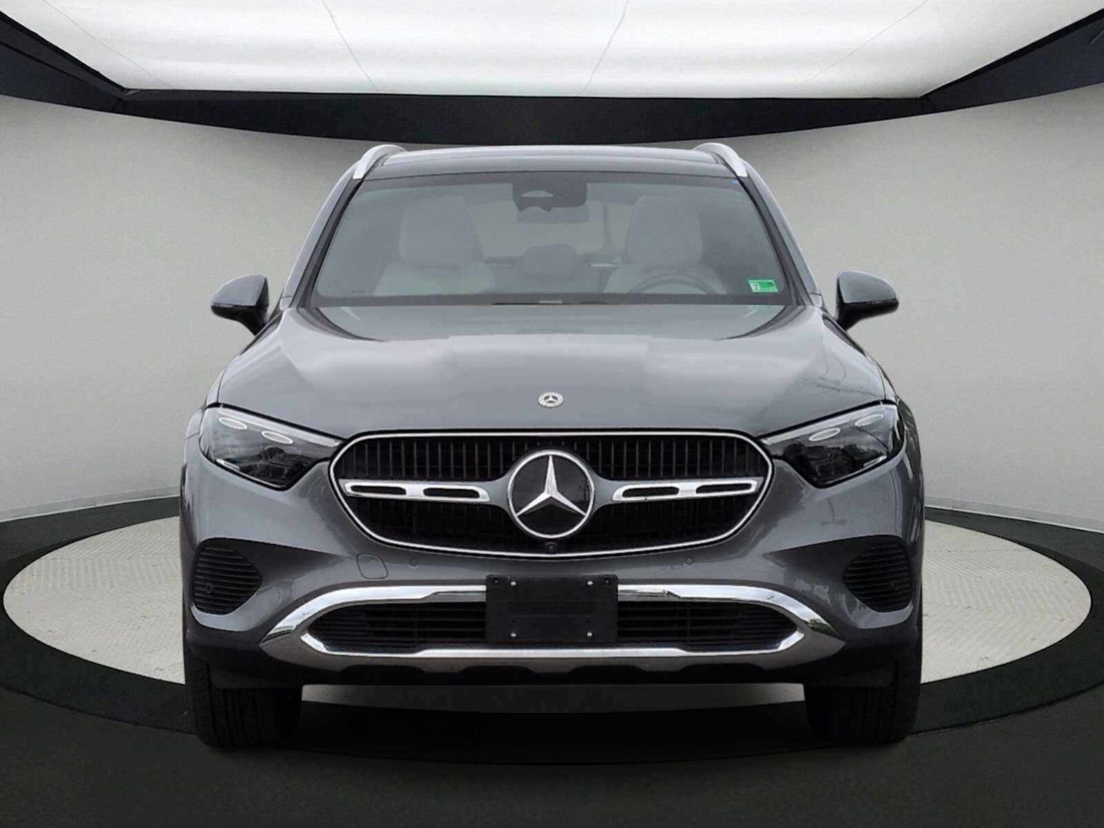 2023 Mercedes-Benz GLC 300 Image 3 of 38