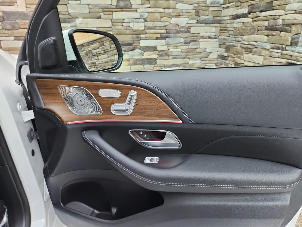 Vehicle image 24 of 26