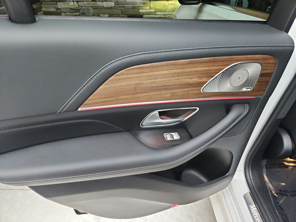 Vehicle image 21 of 26
