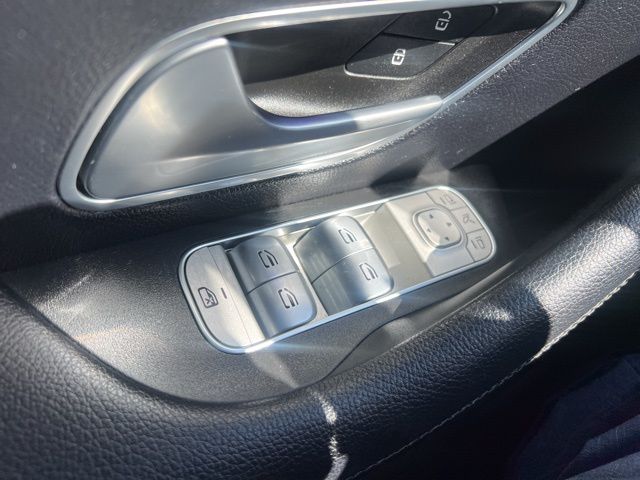 Vehicle image 15 of 21