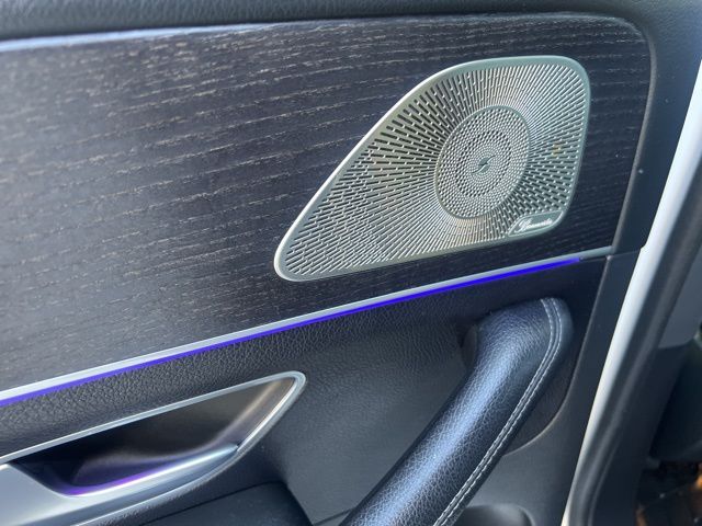 Vehicle image 19 of 21