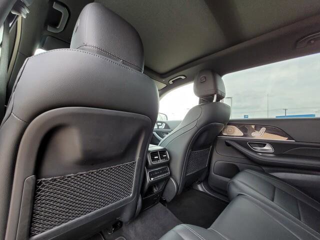 Vehicle image 32 of 36