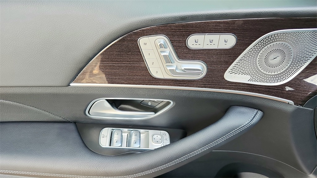 Vehicle image 29 of 42