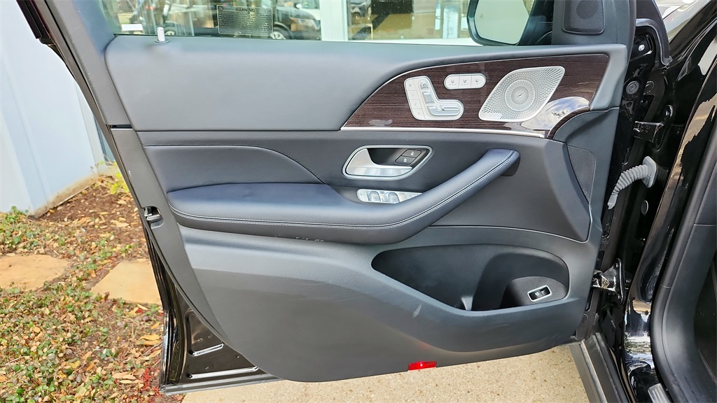 Vehicle image 30 of 42