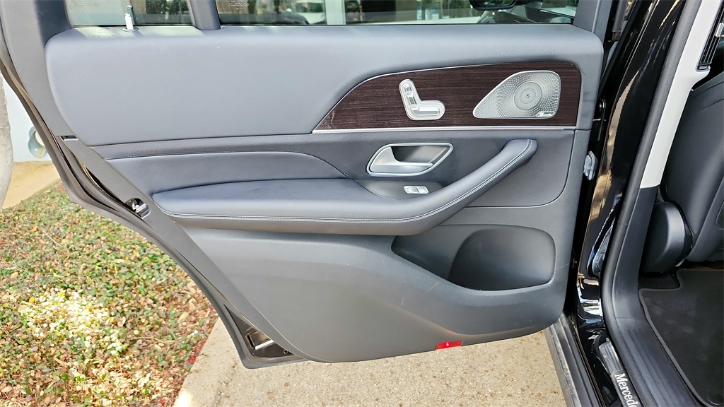 Vehicle image 33 of 42