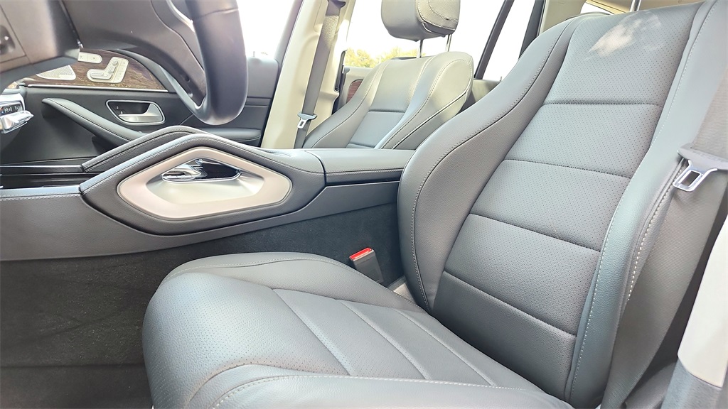 Vehicle image 10 of 42