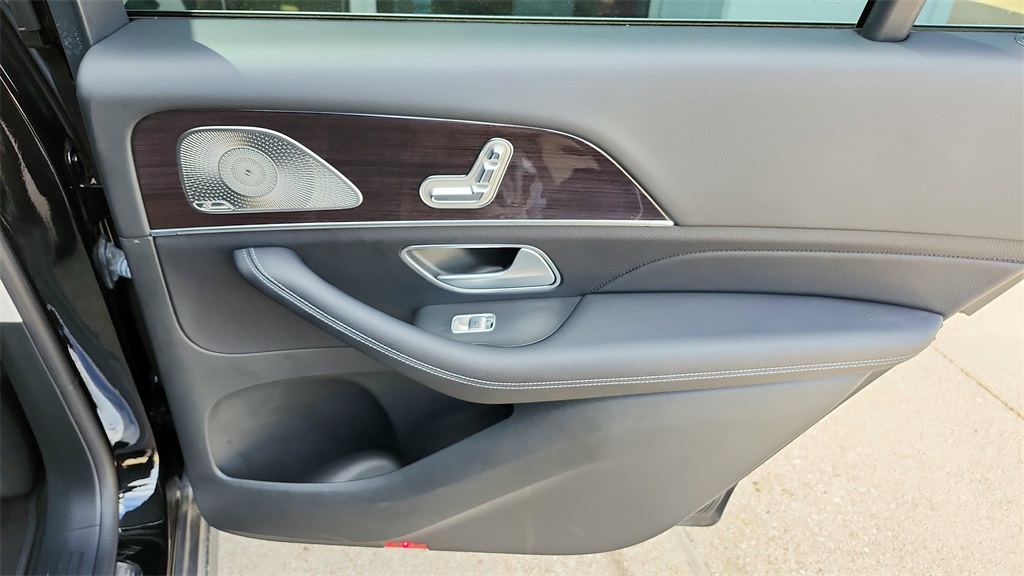 Vehicle image 38 of 42