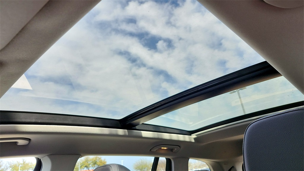 Vehicle image 11 of 42