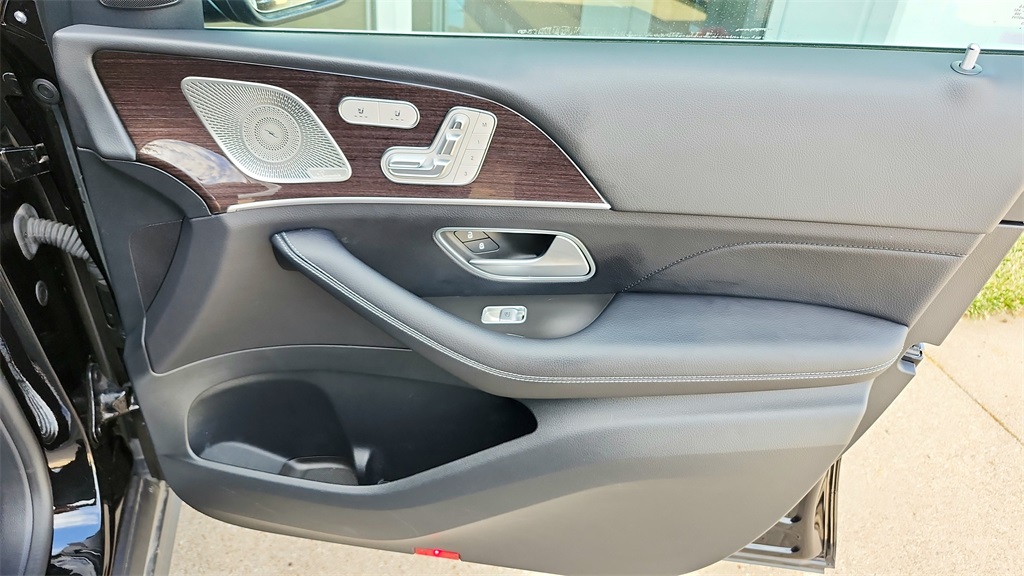 Vehicle image 36 of 42