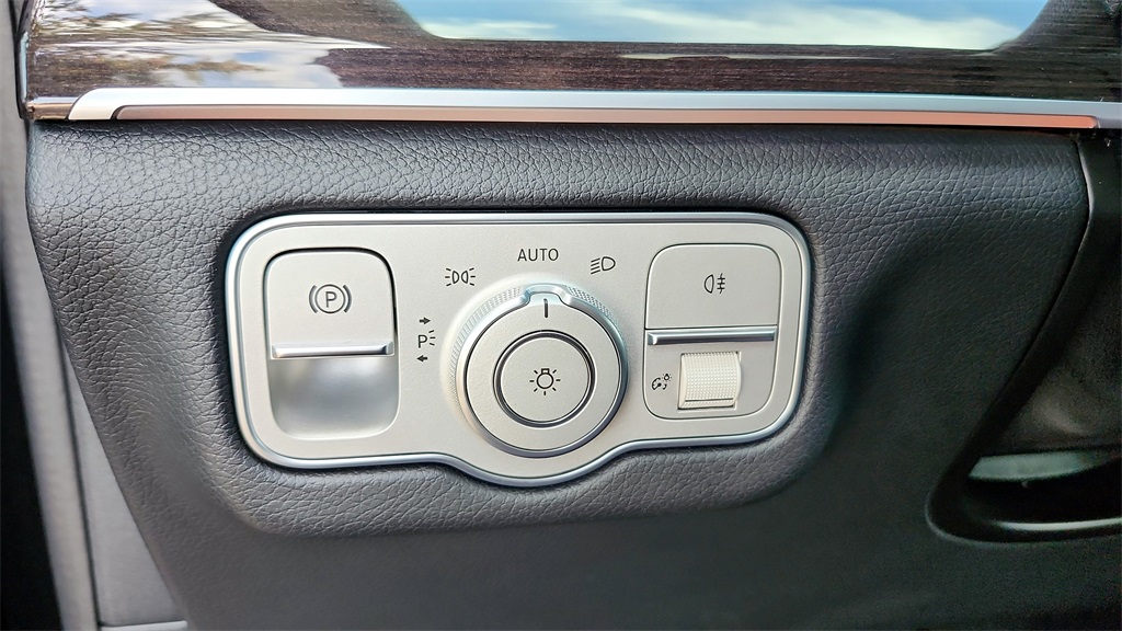 Vehicle image 26 of 42