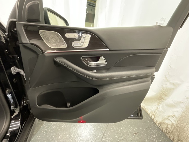Vehicle image 26 of 28