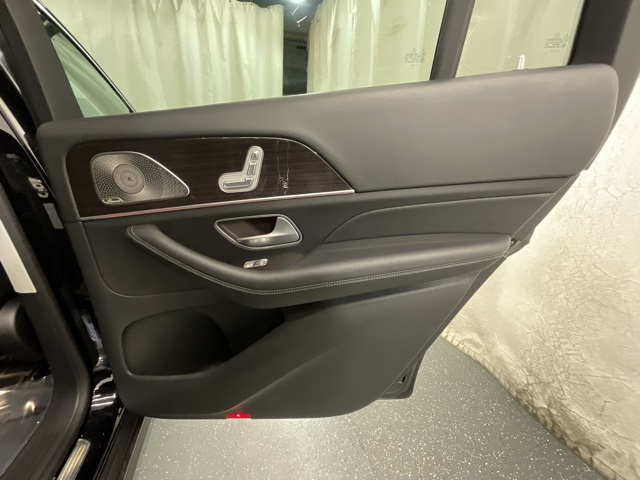 Vehicle image 24 of 28