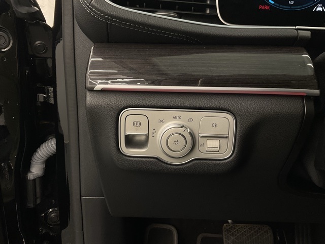 Vehicle image 23 of 28